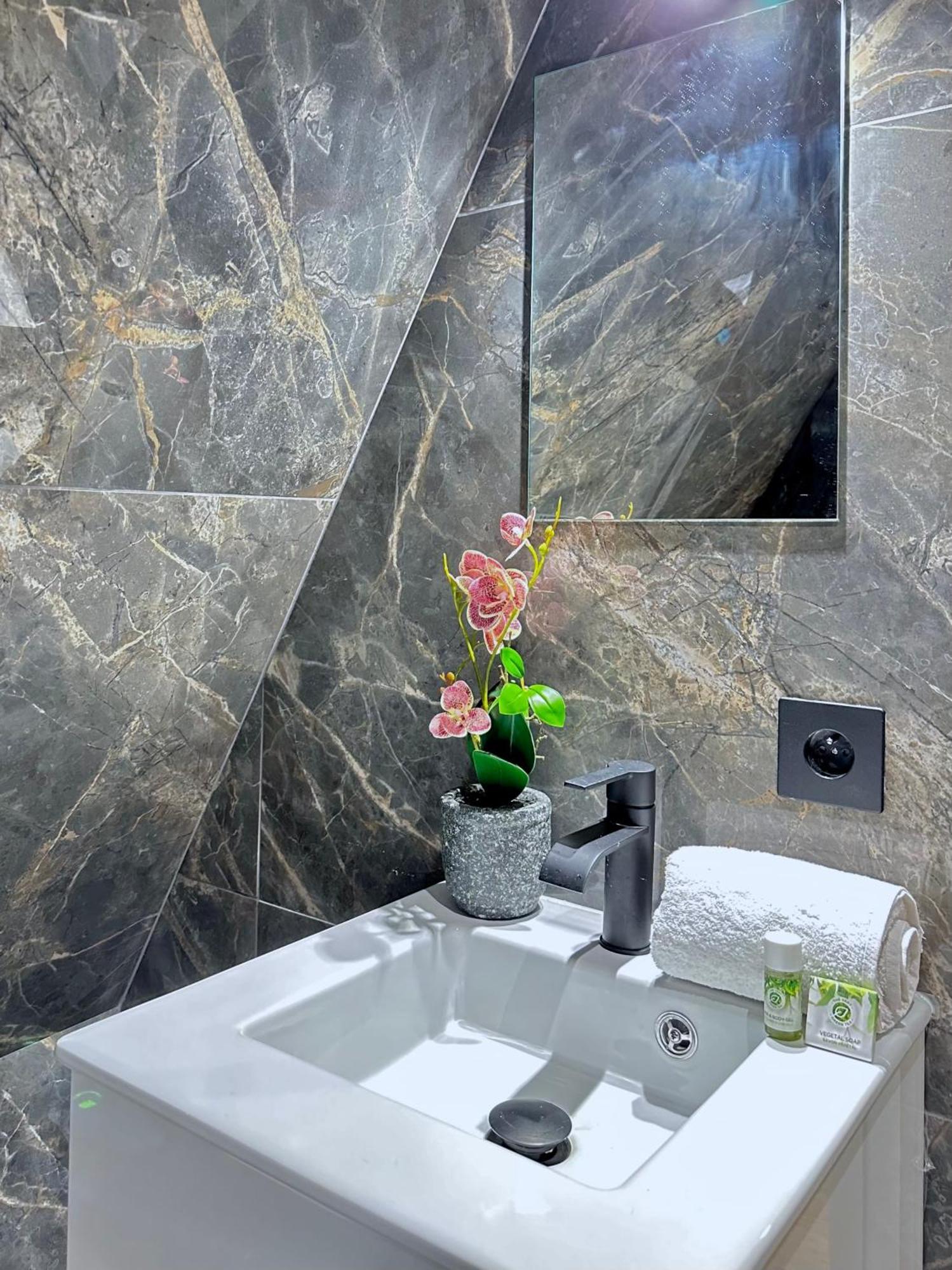 Le Marais' Finest Luxurious Apartment Paris Exterior photo